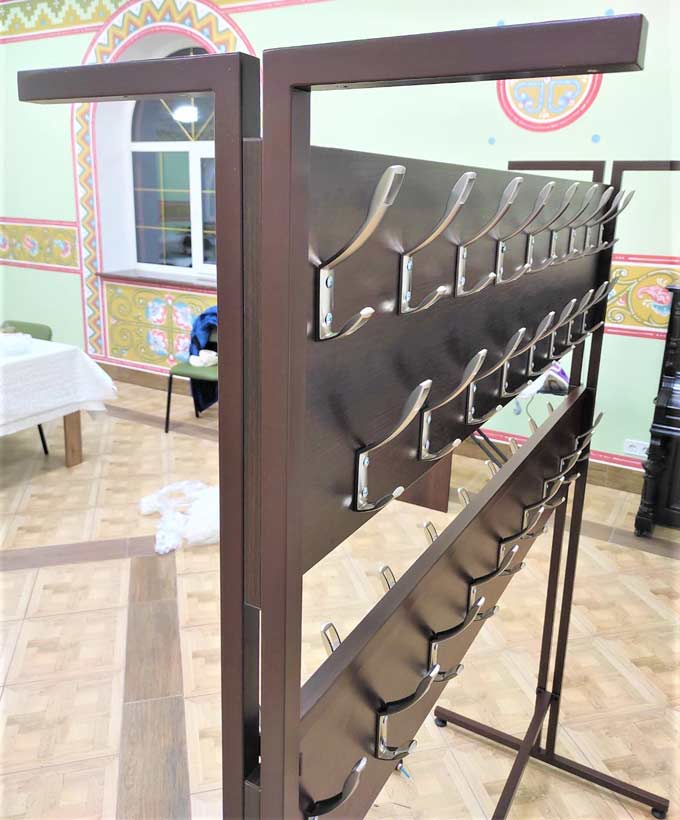 стойка для верхней одежды передвижная