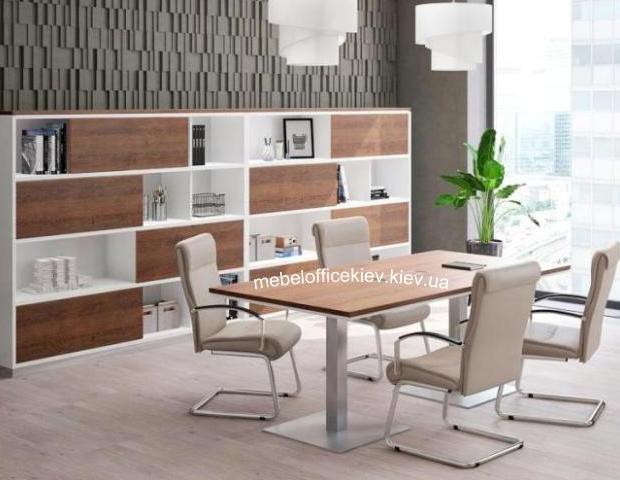 Стол на металлических ножках